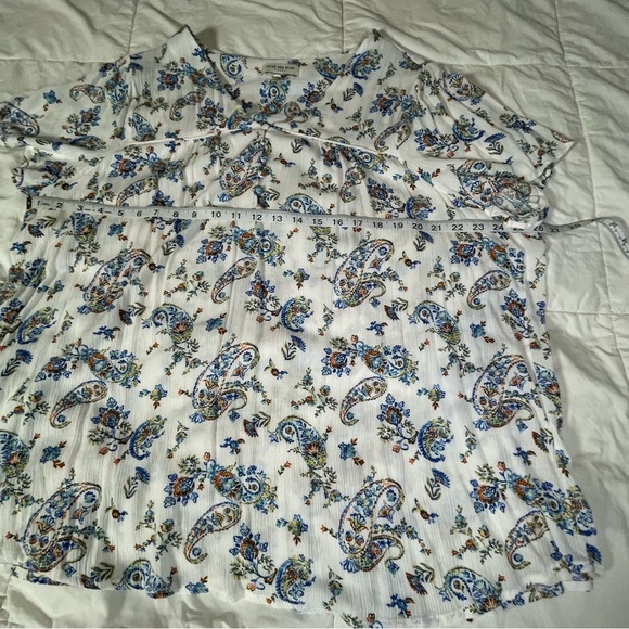 Skies Are Blue White Cream Flutter Sleeve Blouse - Picture 7 of 11